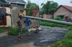 Angin Kencang, Pohon dan Tiang Listrik Timpa 3 Rumah di Cirebon