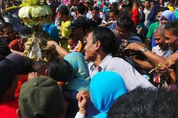 Pengunjung berebut kupat lepet di acara lomban Jepara, Sabtu (25/7/2015).