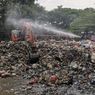 Hebohkan Warga, Sampah Menggunung di Terminal Purabaya Disemprot dan Dipindahkan