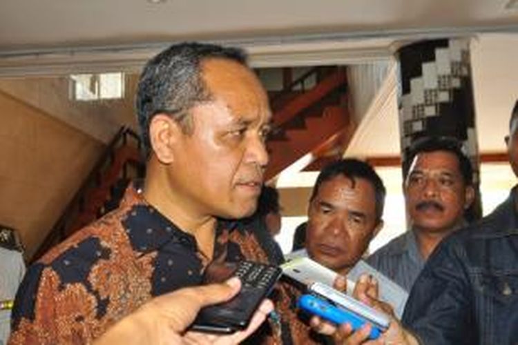 Anggota Komisi III DPR RI Benny Kabur Harman saat diwawancarai sejumlah wartawan di Polda NTT, Sabtu (29/11/2014)
