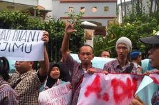 Massa Tunarungu Demo di Rumah Ahmad Dhani Tagih Potong Kelamin