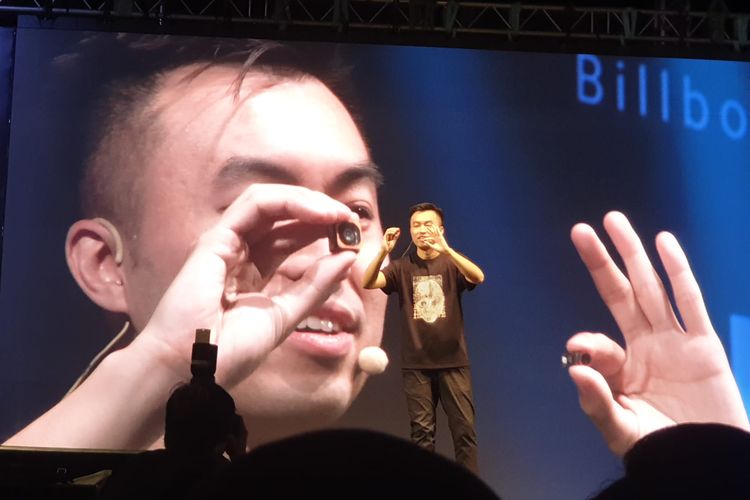 Country Director Xiaomi Indonesia, Alvin Tse membandingkan sensor fisik kamera 108 megapiksel (tangan kanan) yang lebih besar ketimbang sensor fisik 12 megapiksel (tangan kiri).