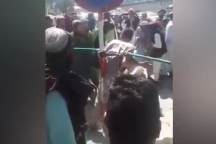 Potongan gambar yang beredar memperlihatkan seorang pria diikat di bawah rambu lalu lintas, dan dicambuk oleh Taliban karena dituduh mencuri handphone.