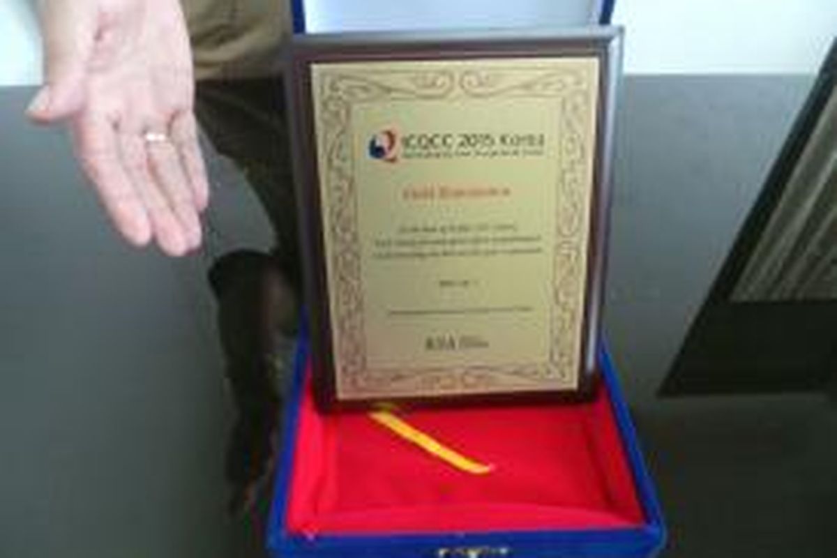 Medali emas yang diterima Puskesmas Koja, Jakarta Utara, dari Korea Selatan.