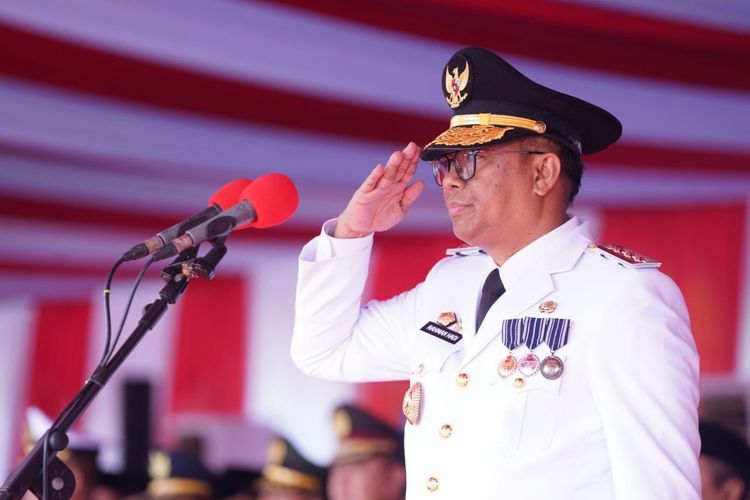 Pj Gubernur Riau Rahman Hadir saat menghadiri upacara peringatan Hari Ulang Tahun (HUT) Kemerdekaan Ke-79 Republik Indonesia (RI) di Halaman Kantor Gubernur Riau, Sabtu (17/8/2024).