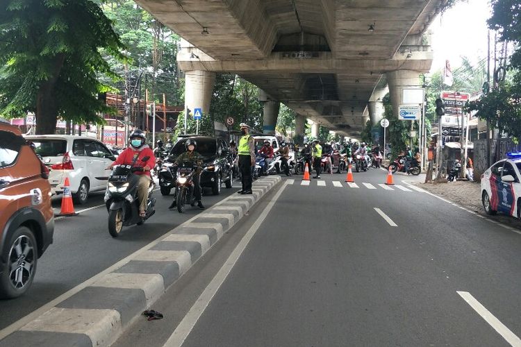 Polisi menggelar olah tempat kejadian perkara (TKP) kasus tabrak lari yang pengemudi mobil pikap terhadap pria berinisial AK (45), Sabtu (6/11/2021).