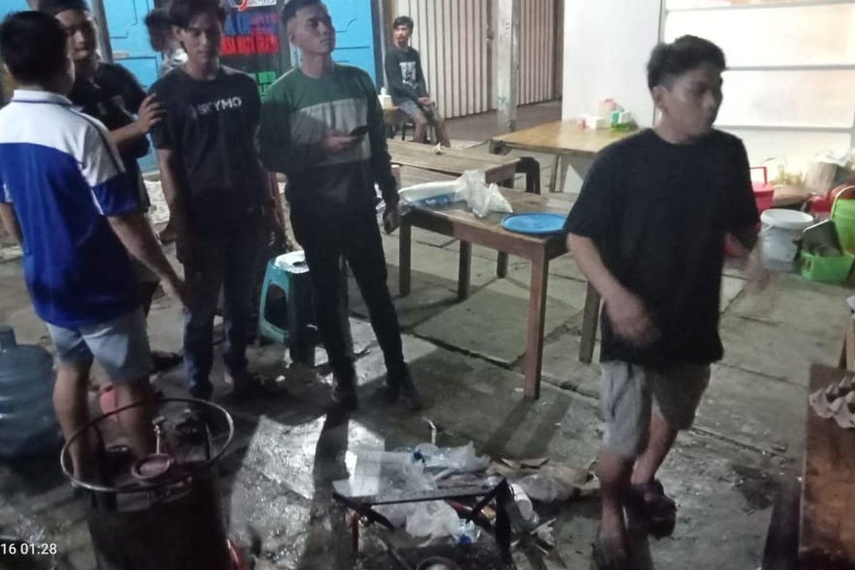 Foto : Warung mini tepatnya di Langka Kabe, Labuan Bajo, Kabupaten Manggarai Barat, NTT, rusak dihancurkan oleh oknum ASN pada Kamis (16/3/2023) dini hari. 