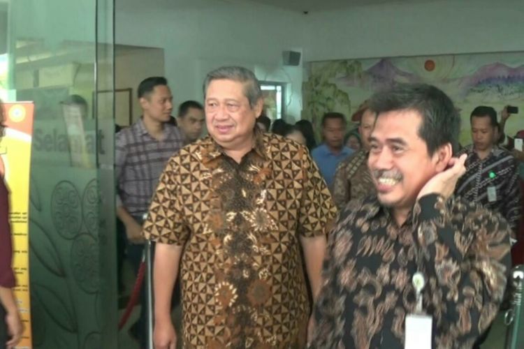 Presiden Republik Indonesia keenam Susilo Bambang Yudhoyono (SBY) seusai menjenguk Mardiyanto di RSUP Dr Sardjito Yogyakarta.
