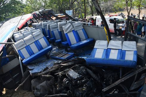 Kecelakaan Bus di Ngawi, Nyoto Sempat Pingsan, lalu Kaget: Atapnya Bus kok Lepas?