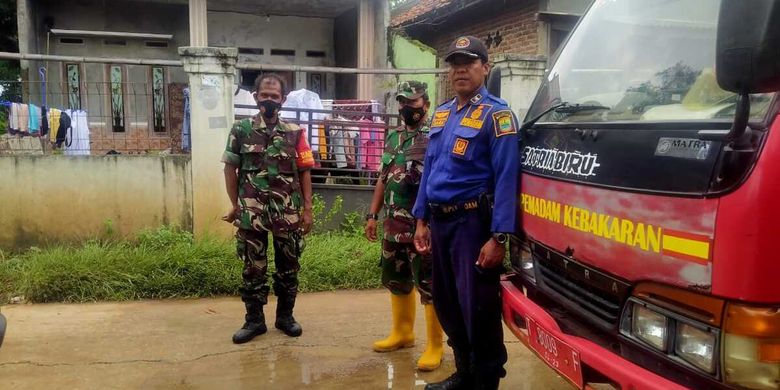Petugas gabungan tengah bersiaga di desa di Kecamatan Batujaya, Kabupaten Karawang, Jabar, yang kebanjiran.