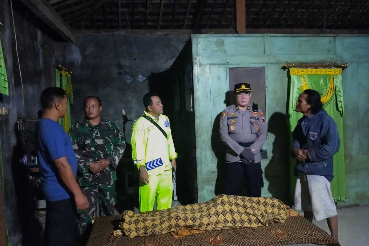 Dua lansia dilaporkan tewas saat banjir menerjang permukiman di Desa Sinomwidodo, Kecamatan Tambakromo, Kabupaten Pati, Jawa Tengah, Rabu (30/11/2022) malam.