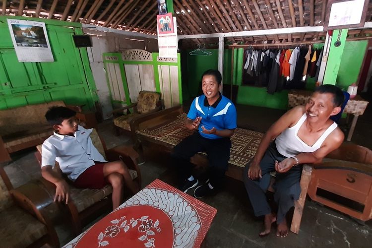 Diki Ardiansyah (seragam SD), guru olahraga Setya Budi Ardiyanto (kaos biru) dan Sugiyanto (kaos putih) saat ditemui di rumah Diki di Desa Candiayu, Karangmojo, Gunungkidul, Selasa (24/9/2019).