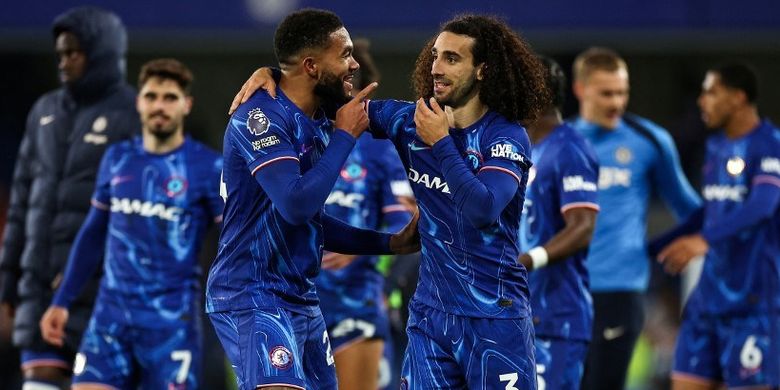 Bek Chelsea Reece James dan Marc Cucurella melakukan selebrasi pada akhir pertandingan Premier League antara Chelsea dan Manchester United di Stamford Bridge, London, 16 Mei 2025. Chelsea menang 1-0 atas Manchester United.