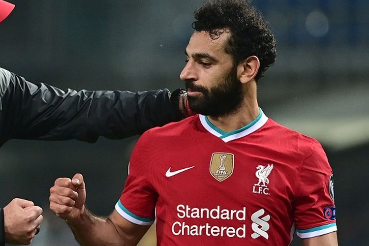 Manajer Liverpool Juergen Klopp (kiri) bersama penyerang Liverpool Mohamed Salah pada akhir pertandingan Liga Champions Atalanta vs Liverpool pada 3 November 2020 di Stadion Atalanta di Bergamo.