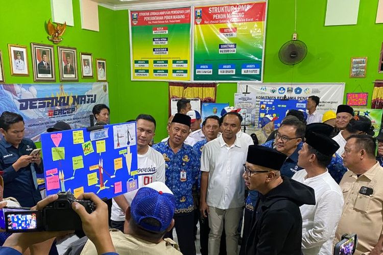 Gubernur Lampung Rahmat Mirzani Djausal (Mirza) meninjau pelaksanaan Program Desaku Maju?GERCEP di Desa Marang, Kabupaten Pesisir Barat, pada Rabu (17/12/2025). 