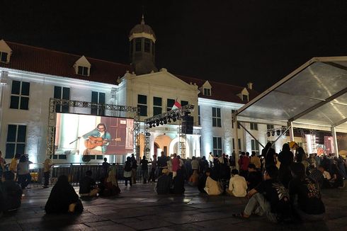 Serunya Nyanyi Bareng Adhitia Sofyan Sembari Pandangi Bangunan Jadul Kota Tua