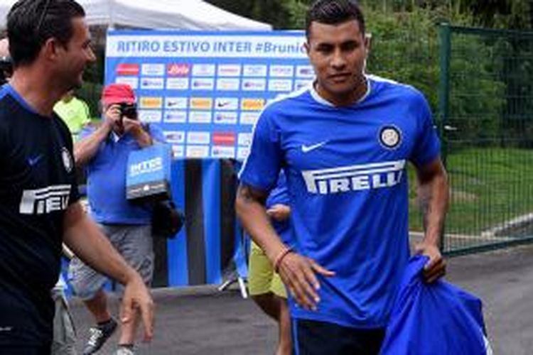 Jeison Murillo saat datang ke markas Inter Milan, Kamis (16/7/2015). 