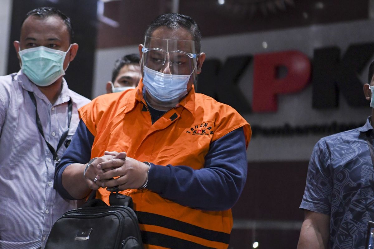 Pejabat Pembuat Komitmen di Kementerian Sosial Matheus Joko Santoso (kanan) berjalan menuju mobil tahanan usai diperiksa di gedung KPK, Jakarta, Minggu (6/12/2020). Matheus Joko Santoso ditahan penyidik KPK usai terjaring dalam operasi tangkap tangan perkara dugaan suap pengadaan bantuan sosial dalam penanganan COVID-19 di Kementerian Sosial.