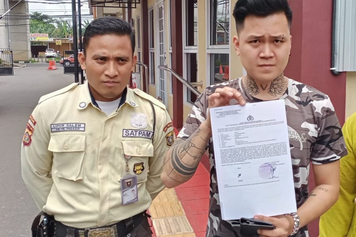 Jemmy (33) selaku orang tua bayi yang diduga dianiaya pengasuh usai membuat laporan di Polrestabes Palembang.