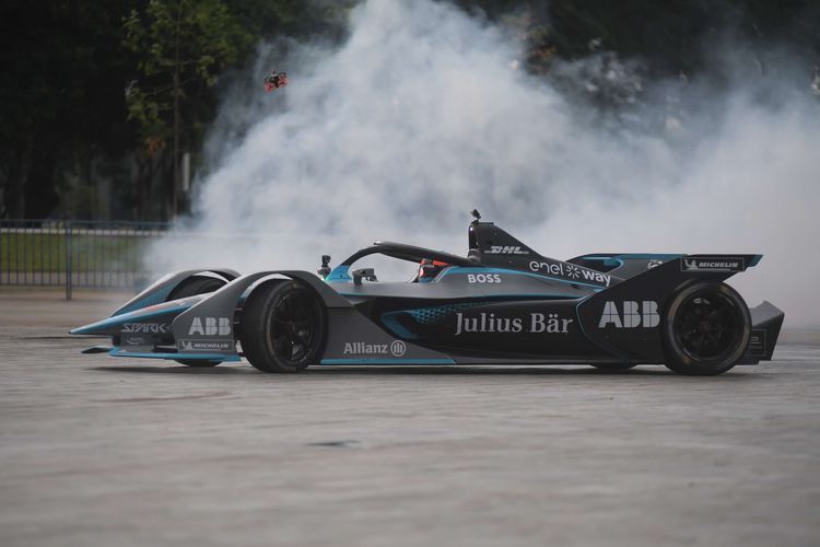 Pembalap tim Mercedes-EQ Formula E Nyck De Vries melakukan aksi drifting saat Meet and Greet Pebalap Formula E di kawasan Monas, Jakarta, Kamis (2/6/2022). Ajang Jakarta E-Prix 2022 akan digelar pada Sabtu 4 Juli 2022.