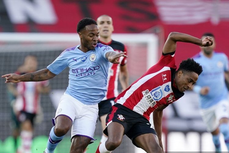 Raheem Sterling (kiri) berebut bola dengan Kyle Walker-Peters (kanan) pada laga Southampton vs Man City di Stadion St. Mary dalam lanjutan pekan ke-33 Premier League, kasta teratas Liga Inggris, Minggu 7 Juli 2020.