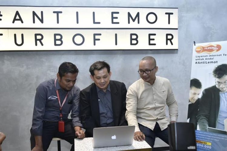 (Kiri-kanan) Senior Account Manager HTSNET, Direktur Operasional HTSnet Harijanto Pribadi, IT Manager Universitas Multimedia Nusantara Dwi Kristiawan di sela acara Press Conference Turbo Fiber #AntiLemot pada Rabu ( 20/3/2019) di Menara Rajawali, Kuningan, Jakarta Selatan.