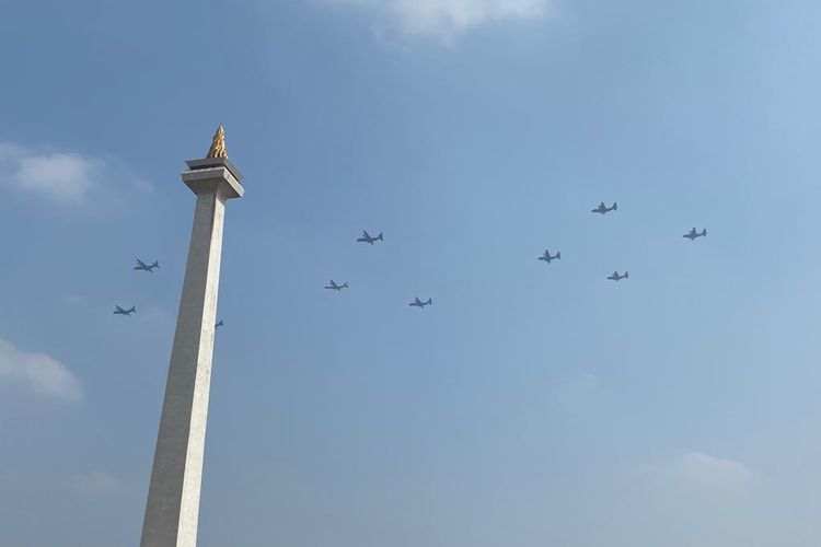 call sign rajawali flight dengan melibatkan tiga Super Hercules tipe J yang baru didatangkan dari Amerika Serikat dan tujuh Hercules milik TNI AU saat flypast saat HUT ke-78 TNI di Monas, Jakarta Pusat, Kamis (5/10/2023).