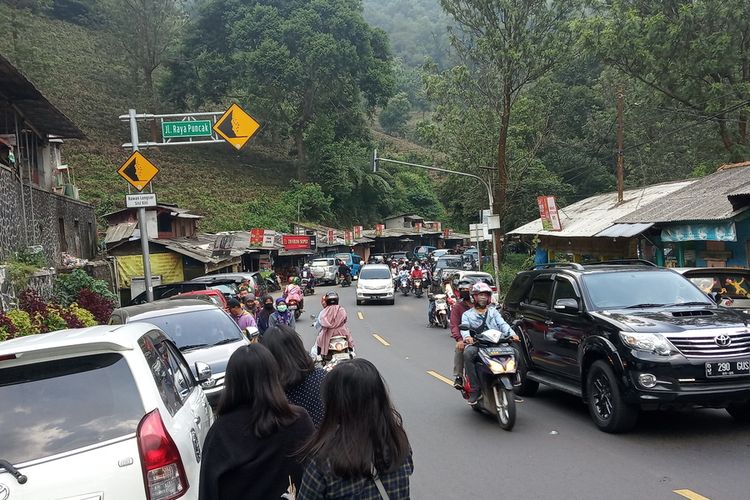 Sejumlah pengendara terjebak kemacetan di Jalur Puncak Bogor, Tugus Selatan, Kecamatan Cisarua, Kabupaten Bogor, Jawa Barat.