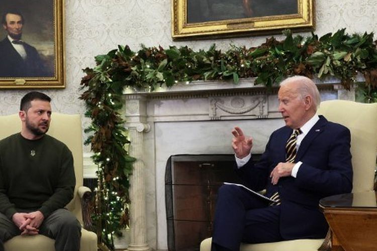 Presiden AS Joe Biden (kanan) bertemu dengan Presiden Ukraina Volodymyr Zelensky (kiri) di Oval Office Gedung Putih pada 21 Desember 2022 di Washington, DC. Pada Minggu (26/2/2023), Amerika Serikat (AS) mengeluarkan pernyataan yang menegaskan pengakuan bahwa Semenanjung Crimea tetap menjadi bagian dari Ukraina.