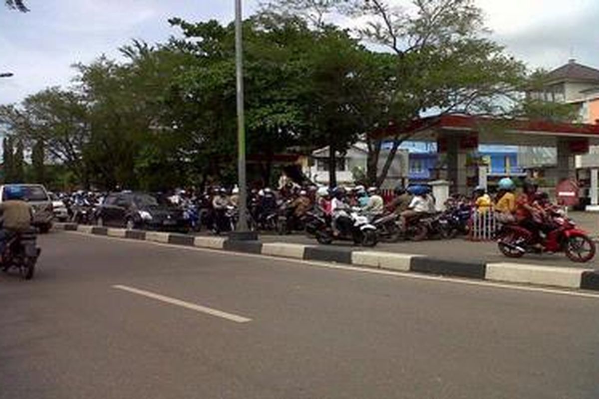 Puluhan kendaraan roda dua mengantre di salah satu SPBU di Banjarmasin, Minggu (22/4/2012).