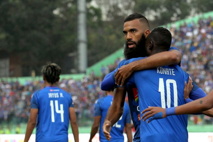 Pemain Arema FC Sylvano Comvalius memeluk Makan Konate seusai mencetak gol ke gawang Persipura Jayapura pada Pekan 7 Liga 1 2019 yang berakhir dengan skor 3-1 di Stadion Gajayana Malang, Jawa Timur, Kamis (04/07/2019) sore.