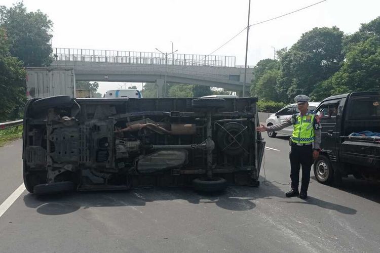 Petugas kepolisian saat mengatur arus lalu lintas di Tol Kilometer 151 akibat adanya kecelakaan tunggal, pada Rabu (24/4/2024)