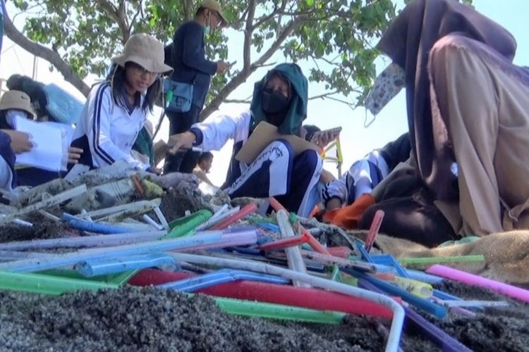 Sampah sedotan mendominasi jenis sampah plastik di Pantai Loang Baloq, Kecamatan Sekarbela,Ampenan, Kota Mataram, ketiak para relawan dan antivis lingkungan Greenpeace Indonesia melakukan brand audit terhadap ssampah plastik kawasan itu.