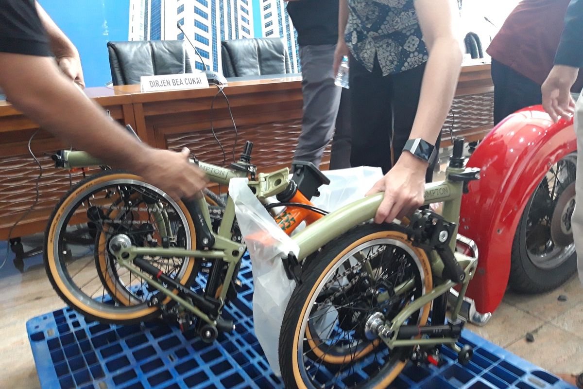 Direktorat Jenderal Bea dan Cukai (DJBC) Kementerian Keuangan menunjukkan kepada awak media onderdil atau suku cadang motor Harley Davidson dan sepeda Brompton ilegal yang diselundupkan di pesawat baru milik Maskapai Garuda Indonesia berjenis Airbus A330-900 NEO di Jakarta, Kamis (5/11/2019).