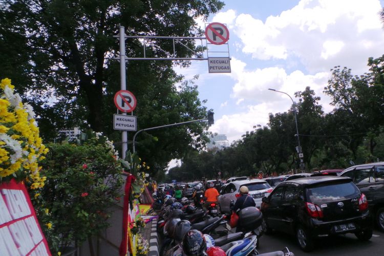 Parkir liar di badan jalan depan Balai Kota DKI atau Jalan Medan Merdeka Selatan. Foto diambil pada Sabtu (29/4/2017).