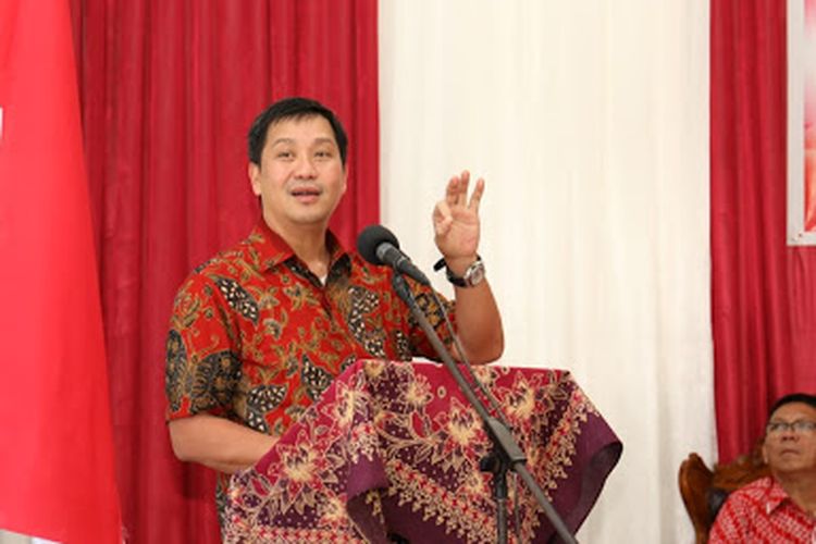 Wakil Gubernur Sulawesi Utara (Sulut) Steven O.E. Kandouw saat melakukan kunjungan kerja ke Kabupaten Kepulauan Talaud dalam rangka memberikan pembinaan kepada Aparatur Sipil Negara khususnya sektor pendidikan di Aula SMK Negeri 1 Talaud, Kamis (21/3/2019)

