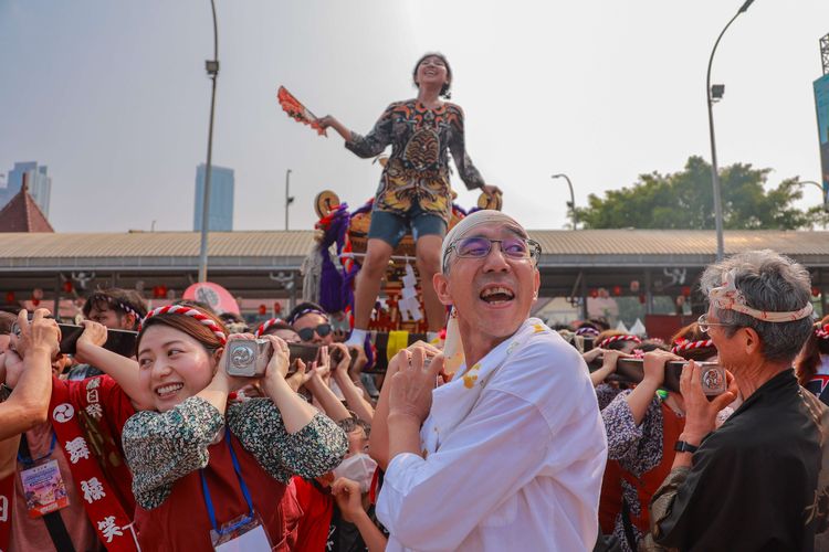 Kemeriahan parade Mikoshi saat Festival Jak-Japan Matsuri di Gambir Arena, JIExpo, Kemayoran, Jakarta, Sabtu (18/11/2023). Acara yang menjadi wadah untuk memperdalam pemahaman antara warga Jepang dan Indonesia ini, akan berlangsung hingga Minggu, 19 November.