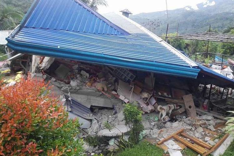 Rumah yang ambruk akibat guncangan gempa bumi di Distrik Tongonan di Kota Ormoc, Provinsi Leyte, Filipina.