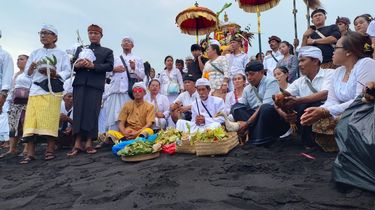 Melihat Ribuan Umat Hindu Upacara Melasti di Pantai Watu Pecak Lumajang