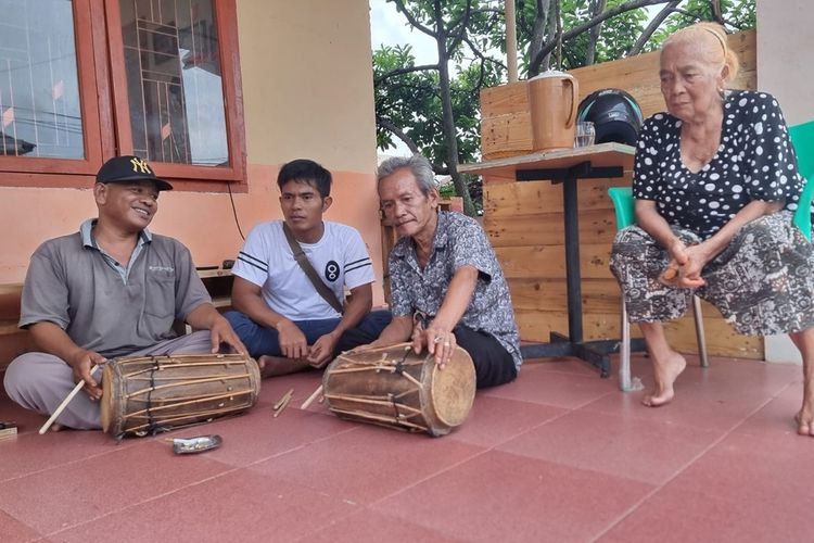 Pelatihan Gonrang Sidua dua berlangsung di Sanggar Rayantara, untuk mengajarkan kembali alat musik tradisional simalungun yang sudah hampir punah. 