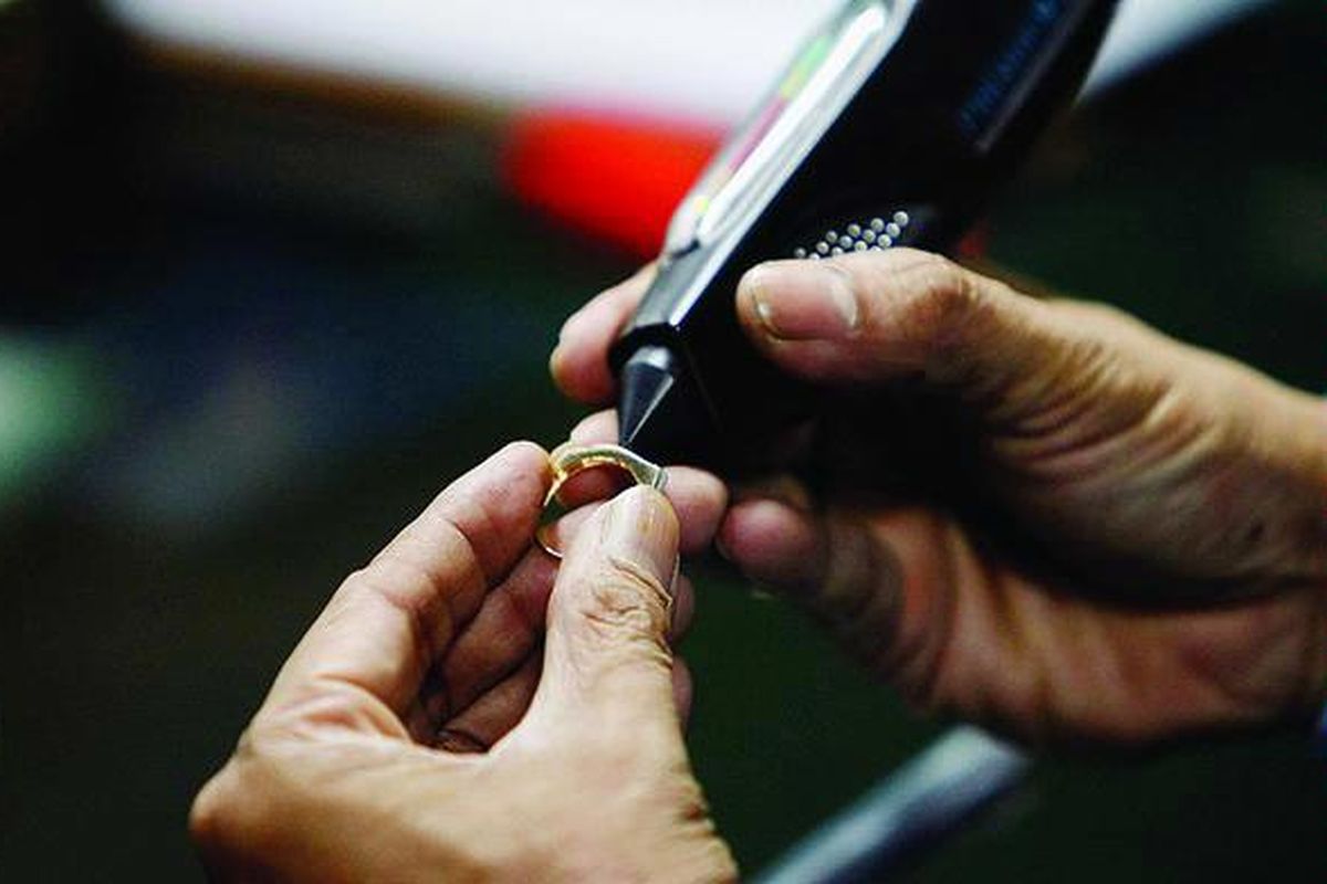 Petugas menaksir kadar batu pada cincin emas yang akan digadaikan di kantor Pegadaian di kawasan Senen, Jakarta Pusat, Selasa (31/7). Selama bulan Ramadhan, manajemen Perum Pegadaian optimistis pembiayaan dapat tumbuh 30 persen dibandingkan bulan-bulan biasa.  Selain karena kebutuhan nasabah yang biasanya meningkat pada bulan Ramadhan, Perum Pegadaian juga telah memangkas bunga kredit dari 1,2 persen menjadi 1,15 persen.