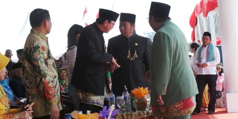 Wakil Gubernur DKI Jakarta Basuki Tjahaja Purnama (dua dari kanan) berbicara dengan Wakil Ketua DPRD DKI Abraham Lunggana (dua dari kiri) pada acara Lebaran Betawi di Silang Timur Monas, Jakarta, Minggu (14/9/2014).