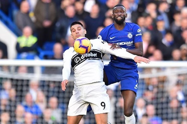 Aleksandar Mitrovic dan Antonio Rudiger tengah berduel pada laga Chelsea vs Fulham di Stadion Stamford Bridge, 2 Desember 2018. 