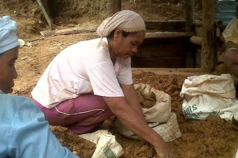 Kisah Perempuan Tangguh Penambang Emas