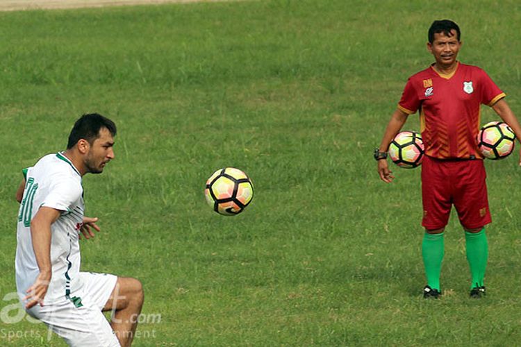 Pelatih PSMS Medan, Djadjang Nurdjaman, saat memimpin latihan di Stadion Teladan.
