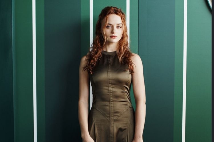 Penampilan Joey King dalam dress olive saat menghadiri Wimbledon 2025, di London, Inggris.