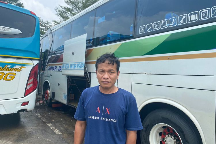 Iwan (44), supir bus Antar Kota Antar Provinsi (AKAP) di Terminal Jatijajar Depok.