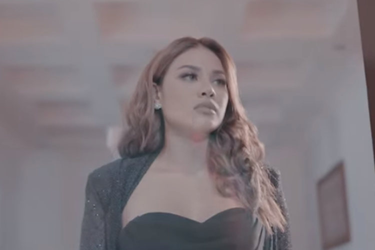 Aurelie Hermansyah dalam video klip lagu Cinta seperti Aku