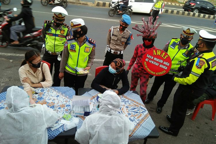 Pengendara sepeda motor menjalani rapid tes gratis yang difasilitasi Satlantas Polresta Bandar Lampung, Selasa (27/10/2020) sore. 