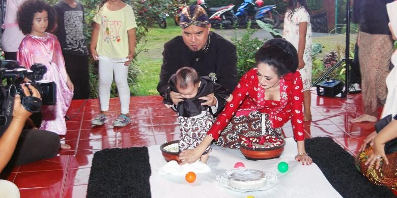 Ahmad Dhani dan Mulan Jameela menggelar upacara adat tedhak siten (turun tanah) untuk anak bungsunya, Ahmad Syailendra Airlangga di vila pribadinya, di kawasan Puncak, Bogor, Jawa Barat, Selasa (10/1/2017).